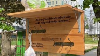 Video / Osvanula drvena tabla na Vilsonovom šetalištu: "Ako imaš donesi, ako nemaš ponesi"